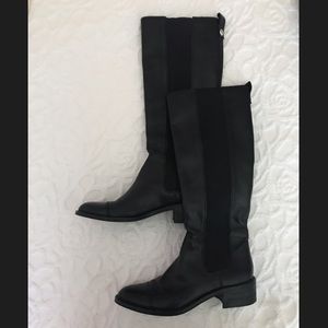 Beautifully Made Black Leather BCBG Boots🌹!